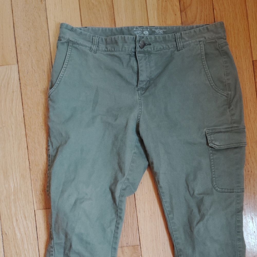 Mountain Hardwear Green Cargo Pants with Utility Style